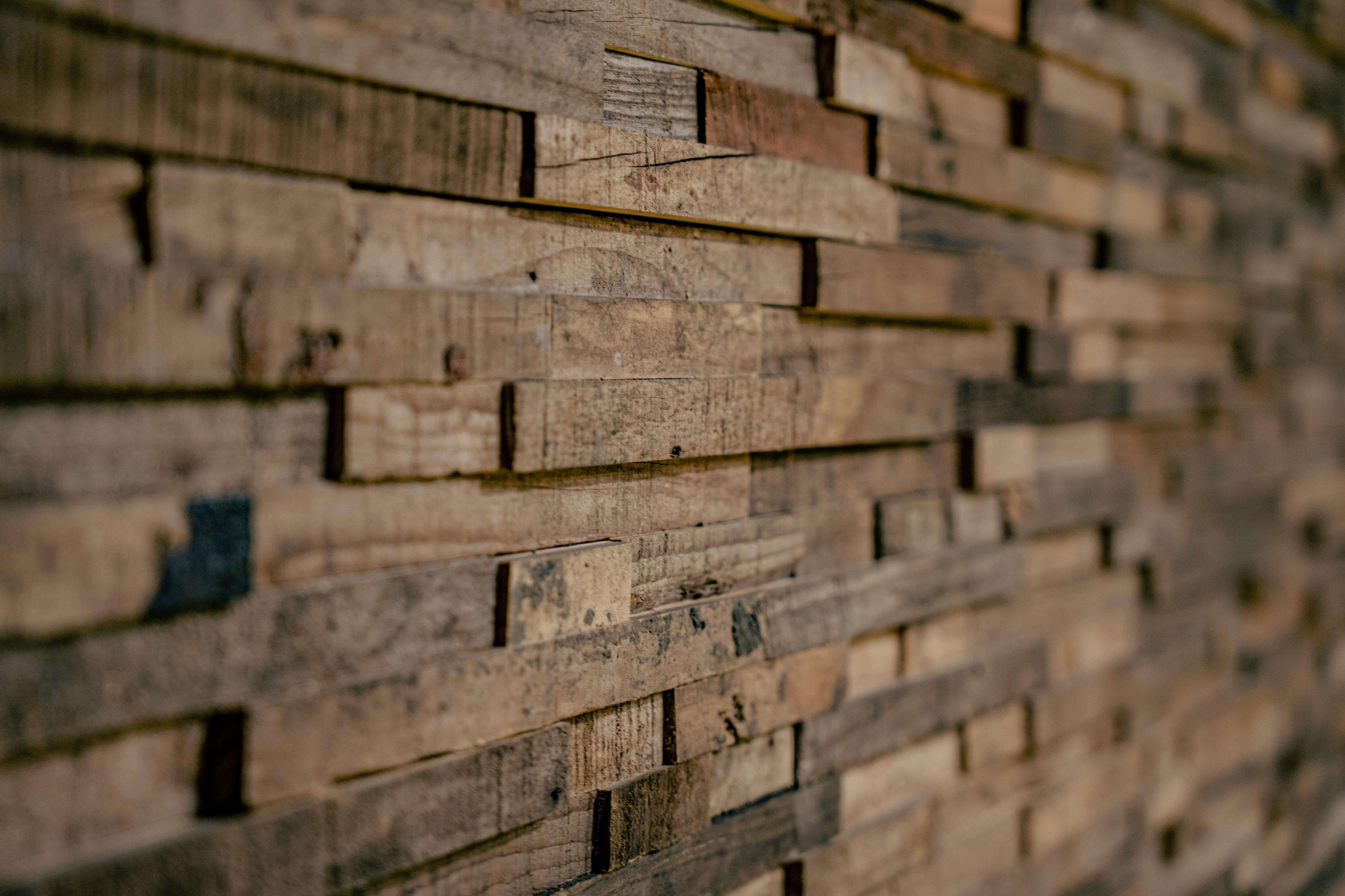 Revestimiento sostenible de madera recuperada instalado en la pared