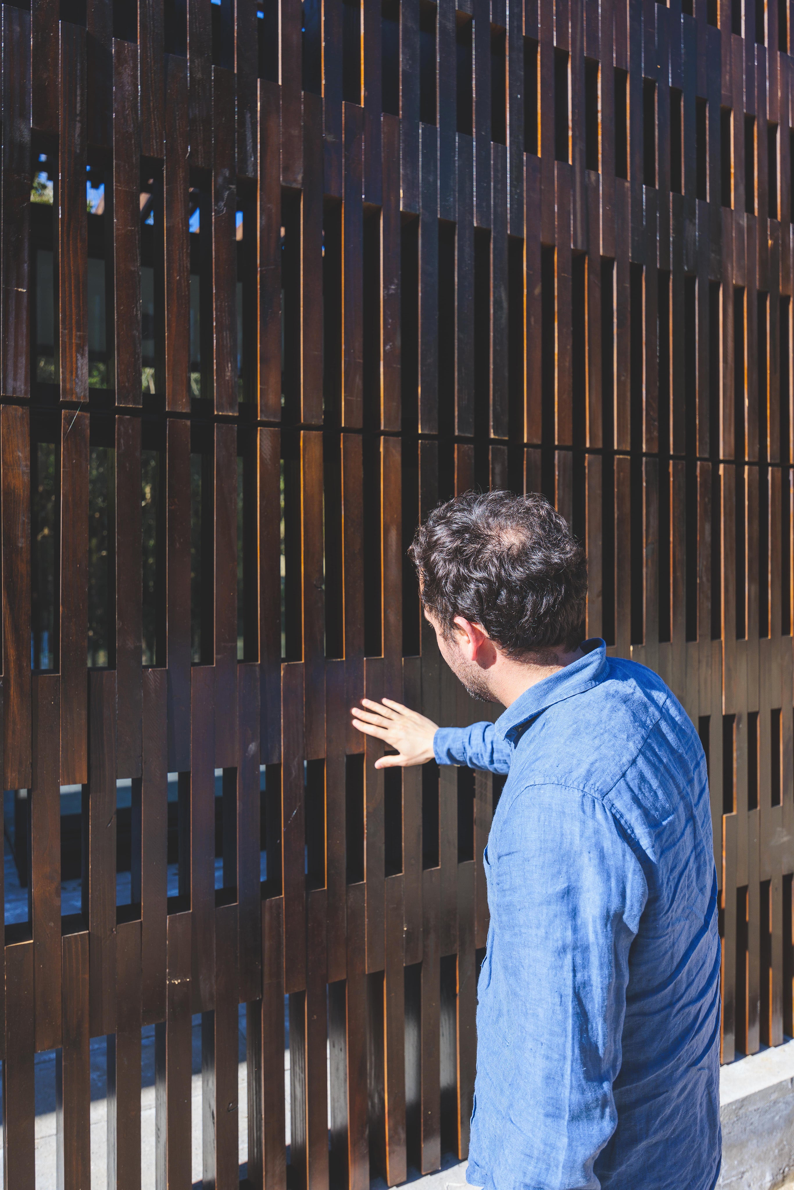 Quiebra vista de madera recuperada instalado en el exterior