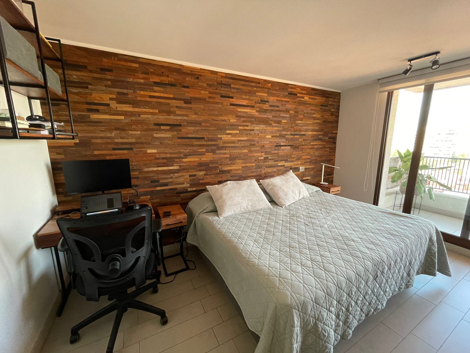 Revestimiento de madera noble recuperada de construcciones instalado en pared